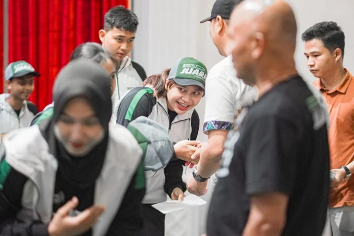 Wali Kota Banjarbaru, H. M. Aditya Mufti Ariffin berikan bonus atlet POPDA Banjarbaru.