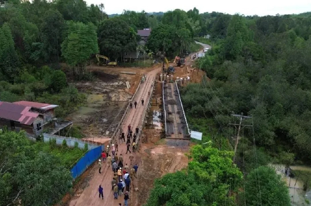 Mengatasi Masalah Banjir, Gubernur Kalbar: "Jembatan Kecapah" Akan Ditinggikan. (FOTO: ADPIM)
