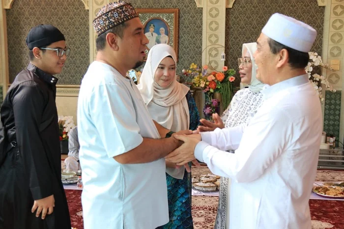 SILATURAHMI - Gubernur Kalimantan Barat Ria Norsan saat menerima kunjungan Silaturahmi Konsul Malaysia di Pontianak, Azizul Zekri bin Abd Rahim di kediaman usai melaksanakan Shalat Idul Adha 1447 H.