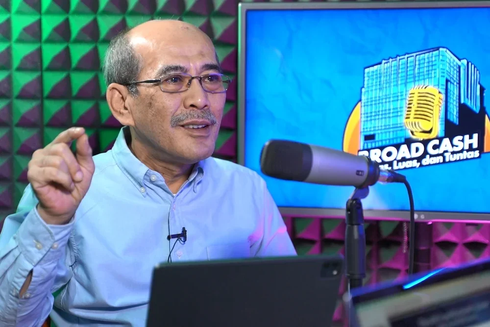Ekonom Senior Indef Faisal Basri dalam sesi Podcast bersama BisnisTV di Wisma Bisnis Indonesia, Selasa (6/6/2023). Dok. Youtube Bisniscom