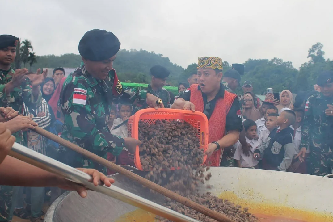Kuali Merah Putih Bobon Santoso di Perbatasan Kapuas Hulu: Masak Akbar dan Ratusan Sembako Bangkitkan Semangat Kebangsaan. (FOTO: PENDAM XII/TPR.)