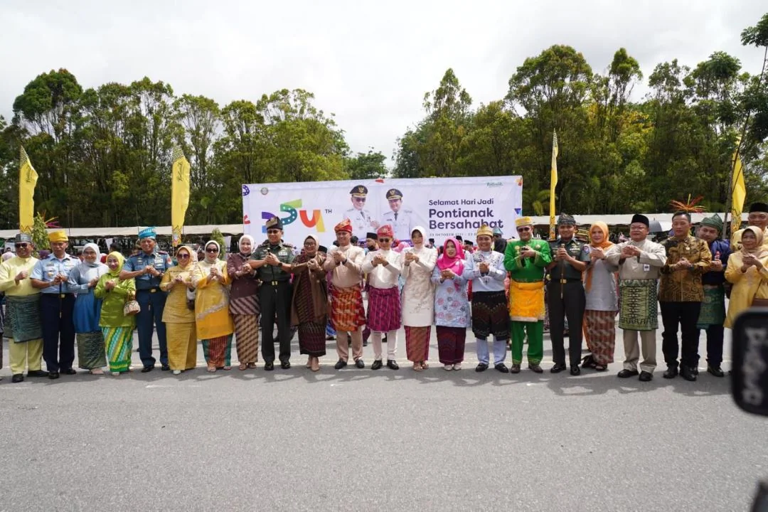 Foto bersama forkopimda Kota Pontianak usai apel. | Pontianak Rayakan Hari Jadi ke-254 Bertema 'Bersahabat', Wali Kota Edi Kamtono Tekankan Pentingnya Kebersamaan. (FOTO: PROKOPIM)