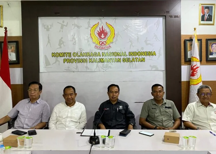 Ketua KONI TanahLaut ,Fahrianoor berfoto bersama saat penetapan Cabor porprov Kalsel 2025(Poros Kalimantan)