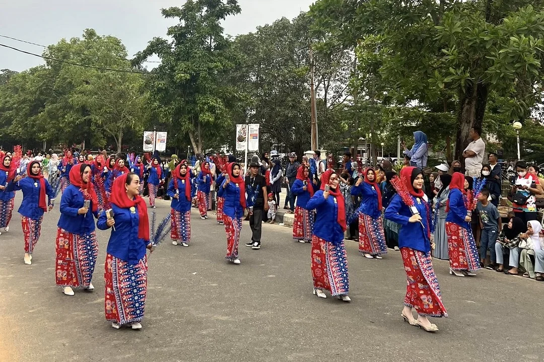 900 Guru Ramaikan Singkawang Street Fashion Berkebaya: Aksi Pelestarian Budaya dan Pendorong Ekonomi Kreatif. (FOTO: ISTIMEWA)