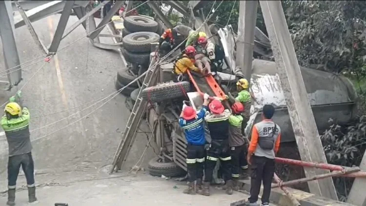 Jembatan busui,kabupaten paser,yang ambruk pada kamis (Int)