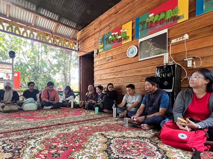 JURNALIS - Para peserta Kolase Jurnalis Camp 2026 saat tiba di Desa Medan Mas  Kecamatan Batu Ampar, Kabuapten Kubu Raya. Jumat (24/7/2026)