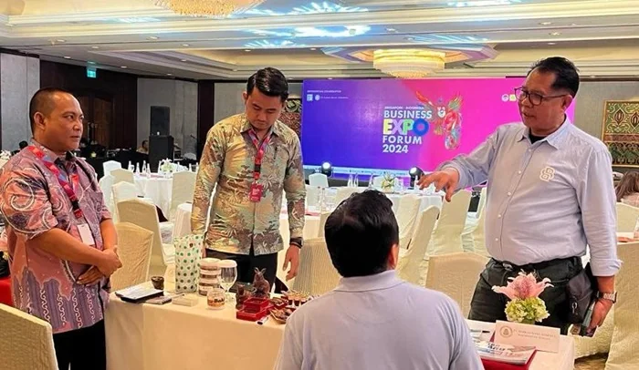 Kepala Dislutkan Prov. Kalteng H. Darliansjah berkomunikasi dengan buyer pada event Singapore - Indonesia Business Expo Forum 2024.