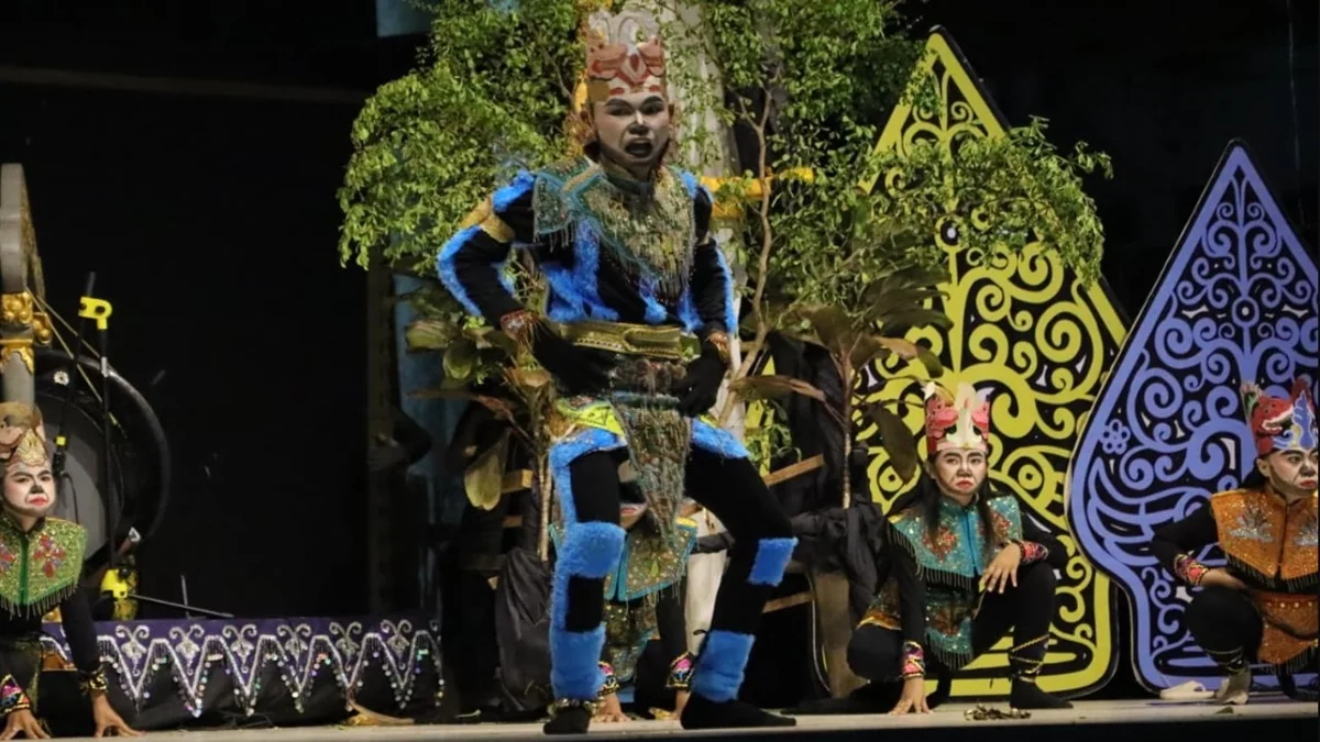 Dalam rangka Hari Wayang Nasional, Disdikbud Kalimantan Selatan menggelar pertunjukan kolaboratif Wayang Banjar dan Wayang Gung di Banjarmasin. Foto: MC Kalsel