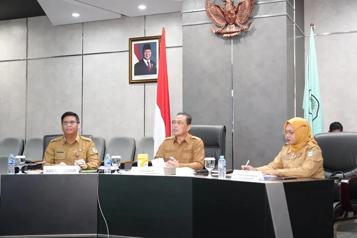 RAPAT KOORDINASI -Gubernur Ria Norsan saat menggelar Rapat Koordinasi Pengendalian Inflasi bersama Kementerian Dalam Negeri, Kementerian Pertanian, Badan Pangan Nasional (Bapanas), dan Satgas Pangan pusat secara virtual dari Ruang DAR Kantor Gubernur Kalb