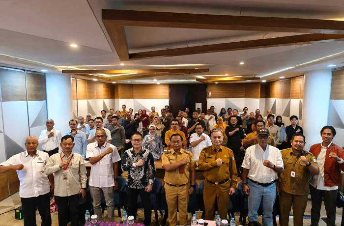 FOTO BERSAMA - Kepala Dinas PUPR Kalbar, Iskandar Zulkarnain saat foto bersama peserta Pelatihan Ahli Teknik Jalan Tahun 2026 yang resmi dibuka di Hotel Grand Tulip Pontianak, Senin (8/6/2026).