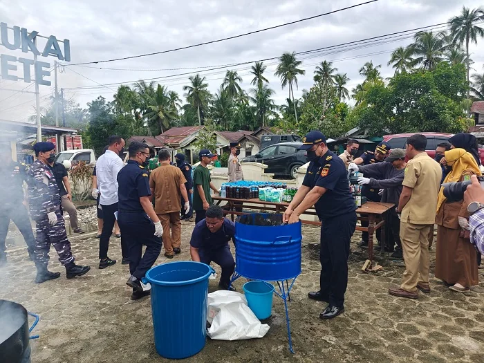 PEMUSNAHAN - Sejumlah barang ilegal saat dimusnahkan di Halaman Kantor Petugas Kantor Pengawasan dan Pelayanan Bea dan Cukai (KPPBC), Tipe Madya Pabean Sintete  pada Selasa (25/11/2025) barang ilegar tersebut merupakan hasil penindakan kepabeanan dan cuka