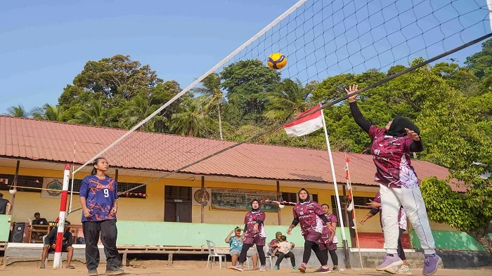 TANDING -Pertandingan bola voli menjadi salah satu kegiatan yang memeriahkan perayaan HUT ke-81 Republik Indonesia di Desa Pelapis bersama KIPP.