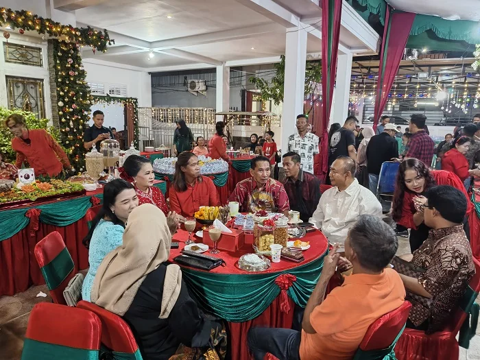 OPEN HOUSE - Mantan Bupati Ketapang, Henrikus (baju merah tengah) saat duduk bersama Bupati Ketapang Alexander Wilyo (kemeja putih) dan Wakil Bupati Ketapang Jamhuri Amir (baju orange) pada open house perayaan Natal dan Tahun Baru yang digelar di kediaman