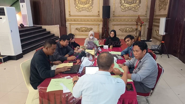 UJI KOMPETENSI - Nur Imam Satria (Kiri Berbaju Hitam Panjang) Jurnalis KabarKalimantan.id saat mengikuti Uji Kompetensi Jurnalis (UKJ) yang digelar AMSI Kalbar yang berkerjasama dengan lembaga Uji Kompas di Aula Pendopo Gubernur Kalimantan Barat, Kamis (9