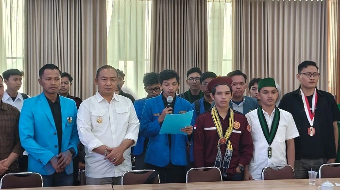 ORASI - Bupati Ketapang, Alexander Wilyo (kemeja putih tengah) saat mendengarkan orasi tuntutan gerakan mahasiswa atas persoalan yang menjadi keresahan warga Ketapang.
