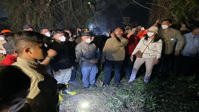 TINJAU - Gubernur Kalimantan Barat Ria Norsan saat mendampingi Wakil Presiden RI Gibran Rakabuming Raka meninjau lokasi  lokasi kebakaran hutan dan lahan (karhutla) di Desa Sungai Malaya, Kecamatan Sungai Ambawang, Kabupaten Kubu Raya, Kamis (10/9/2026) m