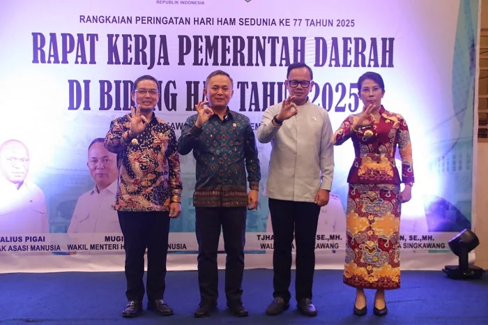 FOTO BERSAMA - Gubernur Kalimantan Barat Ria Norsan dan Walikota Singkawang Tjhai Chui Mie mengapit Wakil Menteri Hak Asasi Manusia RI, Mugiyanto, serta Wakil Menteri Dalam Negeri RI, Bima Arya Sugiarto pada kegiatan Reker Pemerintah Daerah Bidang Hak Asa