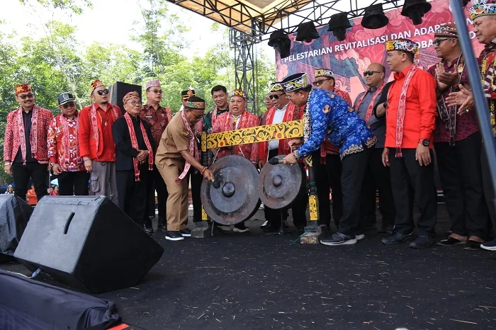 NAIK DANGO - Wakil Gubernur Kalimantan Barat Krisantus Kurniawan bersama Bupati Kubu Raya Sujiwo mumukul gong tanda dibukanya gelaran Naik Dango  ke-41 di Rumah Adat Dayak Desa Lingga, Kecamatan Sungai Ambawang, Senin (27/4/2026).