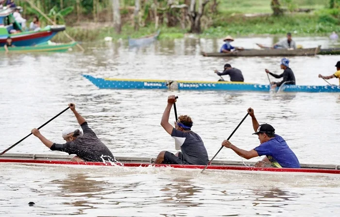 Lomba balap Jukung Tradisonal Piala Paman Birin Tahun 2024 di objek Wisata Khatulistiwa, Sungai Rangas, Kecamatan Martapura Barat, Kabupaten Banjar (Foto: Media Center Pemprov Kalsel).