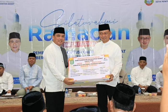 PENYERAHAN - Gubernur Kalbar Ria Norsan menyerahkan bantuan secara simbolis kepada Pemkot Pontianak pada momen Safari Ramadan di Aula Rumah Dinas Wali Kota Pontianak, Jumat (27/2/2026)