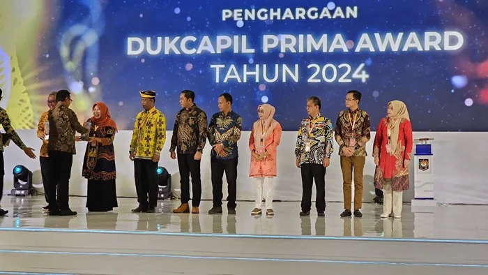 Kaltim Terbaik dalam Perekaman KTP-el dan Aktivasi IKD, Dapat Penghargaan dari Kemendagri.