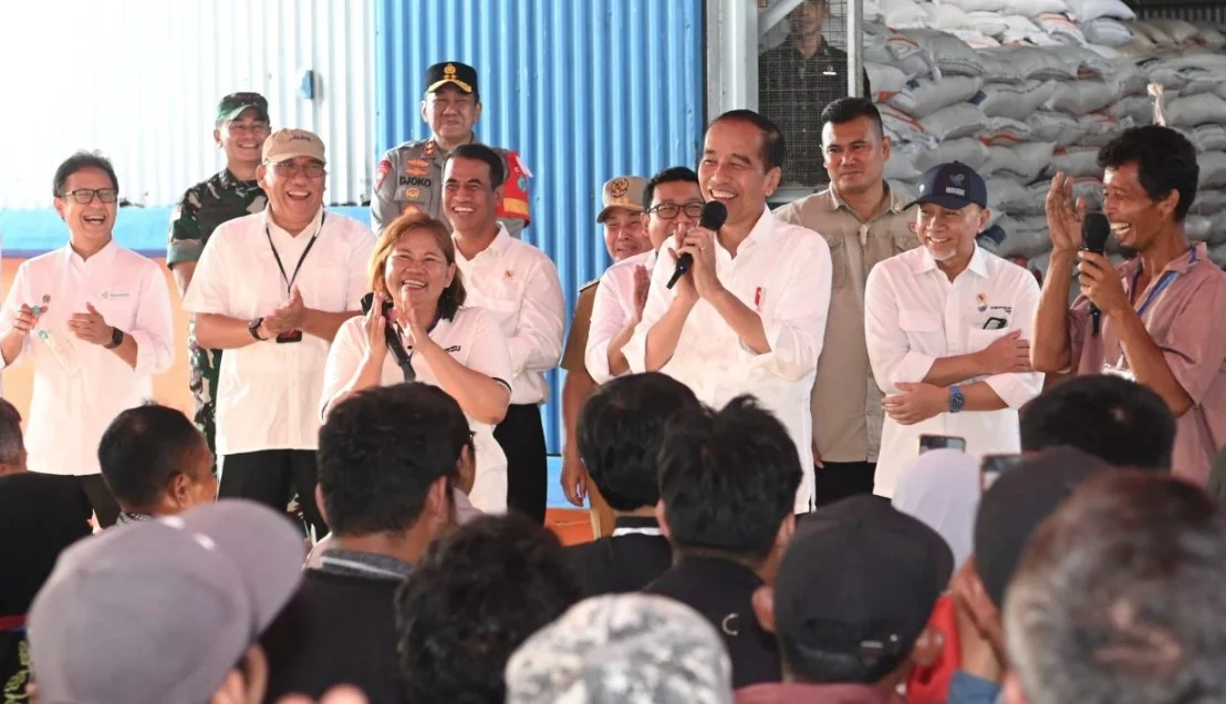 Presiden Joko Widodo meninjau stok beras dan menyerahkan bantuan cadangan pangan pemerintah di Komplek Pergudangan Bukit Tunggal, Kota Palangkaraya, Provinsi Kalimantan Tengah pada Rabu, 26 Juni 2024. Foto: BPMI Setpres/Kris.