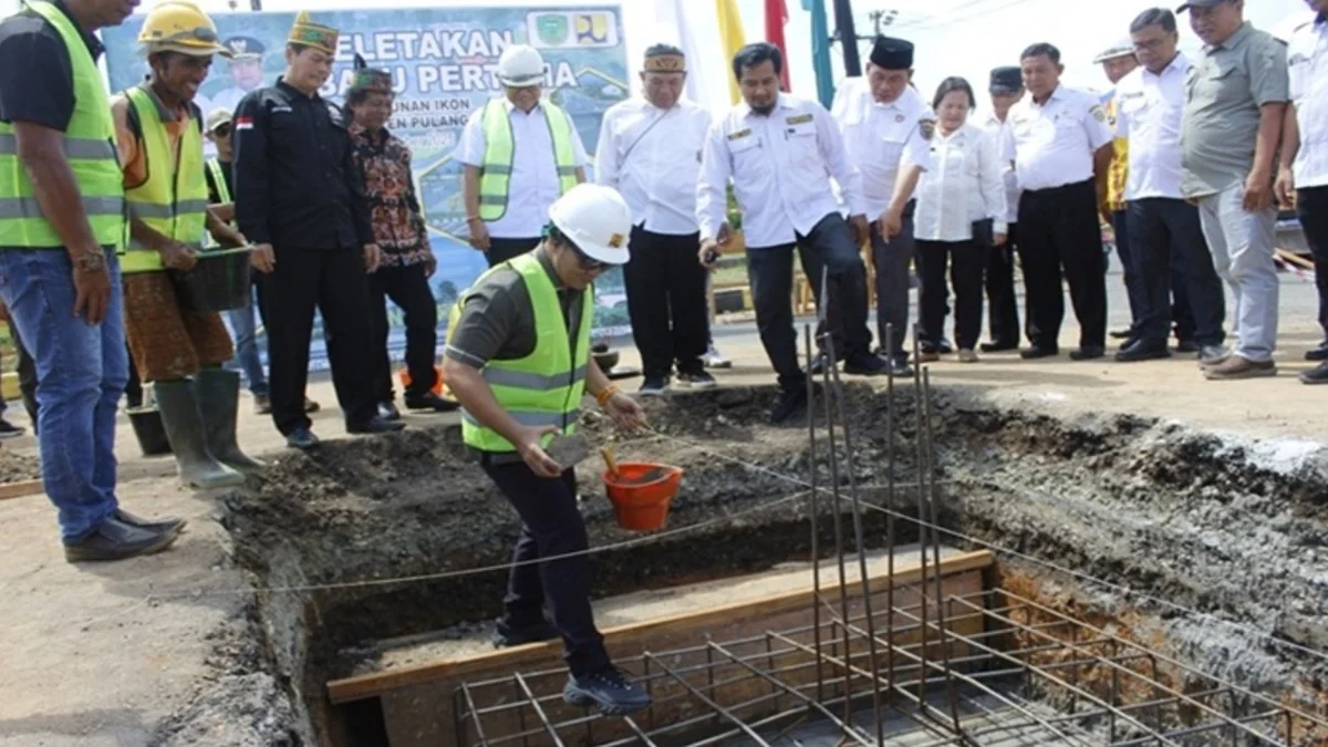 Pemerintah Kabupaten Pulang Pisau resmi memulai pembangunan Tugu Kumpang Mandau di Bundaran Belah sebagai ikon baru kota yang mencerminkan identitas budaya Dayak dan memperindah kawasan pusat kota. Foto: MMCKalteng