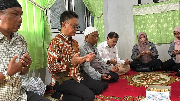 TAKZIAH - Wali Kota Pontianak Edi Rusdi Kamtono bertakziah ke rumah almarhum Halid, korban lakalantas dengan tronton di Jalan Tanjungpura. Kamis (13/11/2025) Wako turut mendesak pemindahan operasional Pelabuhan Dwikora Pontianak ke Teriminal Internasional