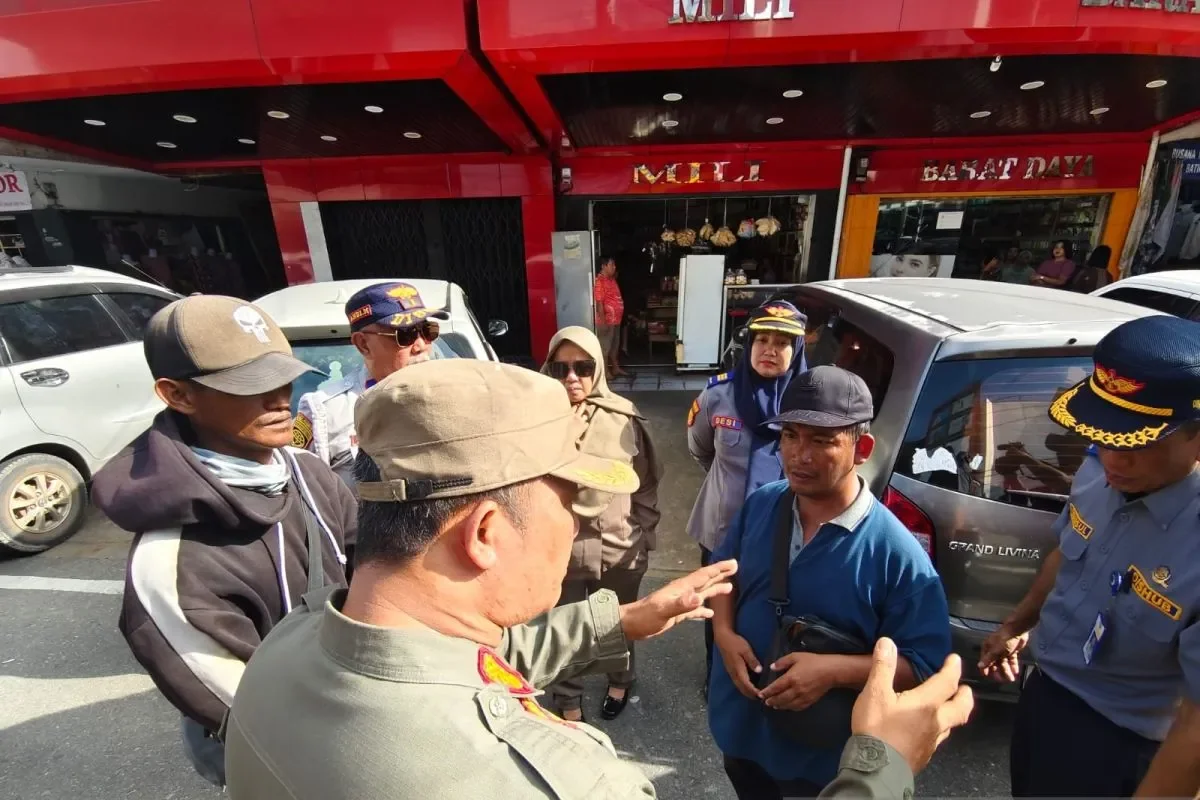 Petugas mendatangi juru parkir untuk menyampaikan secara persuasif agar melunasi tunggakan retribusi parkir. (ANTARA)