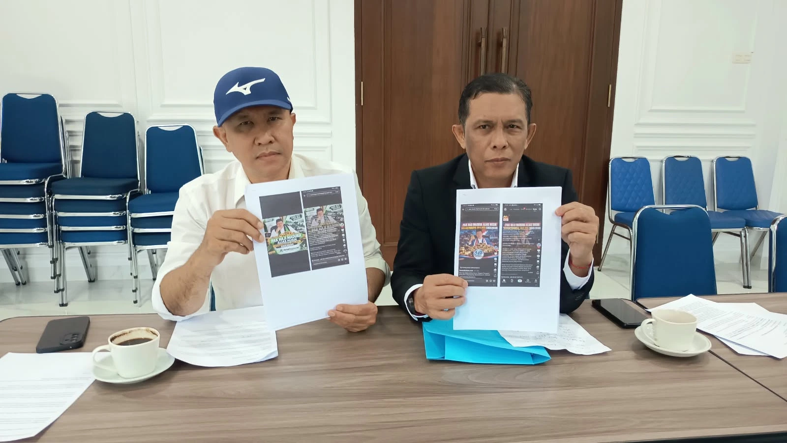 Anggota DPRD Provinsi Kalimantan Barat, Husin bersama penasehat hukum partai nasdem Kalbar Anton saat menunjukkan bukti screenshot akun tiktok yang mengunggah konten berita tanpa konfirmasi di Kantor DPW Partai Nasdem Provinsi Kalbar, Selasa (27/10/2026)