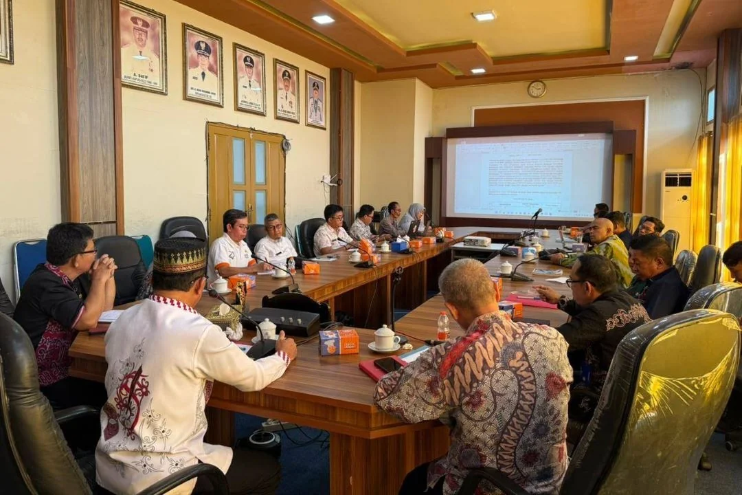 Rapat evaluasi program beasiswa kedokteran dipimpin Wabup Sukardi, Jumat (31/10/25). | Cukupi Kebutuhan Dokter: Pemkab Kapuas Hulu Tunda Sementara Program Beasiswa Kedokteran UNTAN. (FOTO: DISKOMINFOTIK KH)