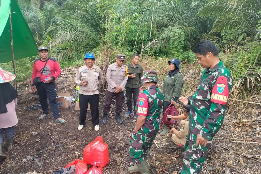 Dukung Swasembada Pangan, Koramil Air Besar Terjun ke Lahan Tanam Jagung di Landak. (FOTO: HENDRI MARCELLENO)