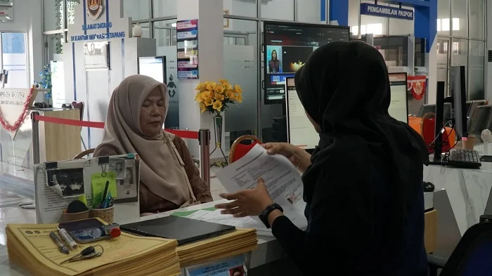 LAYANAN -Pengurusan Layanan Paspor Simpatik oleh Imigrasi Kelas II Non TPI Ketapang dalam rangka HUT Ke - 81 RI.