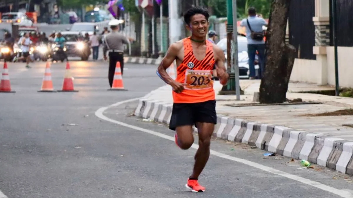 Atlet Korpri Kalimantan Selatan, Yanuar Prihantoro, meraih medali perak pada nomor lari 5K Pornas Korpri XVII di Palembang. Foto: MC Kalsel