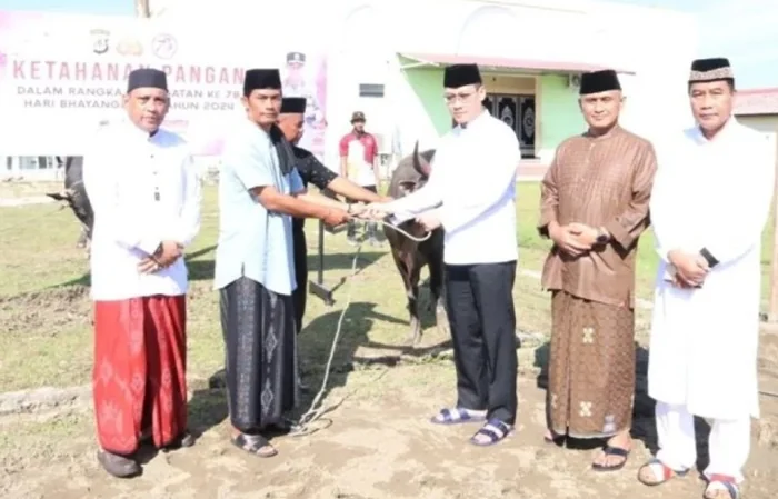 Kapolda Kalimantan Utara, Irjen Pol Daniel Adityajaya menyalurkan hewan kurban sapi sebanyak 60 ekor di Hari Raya Idul Adha.