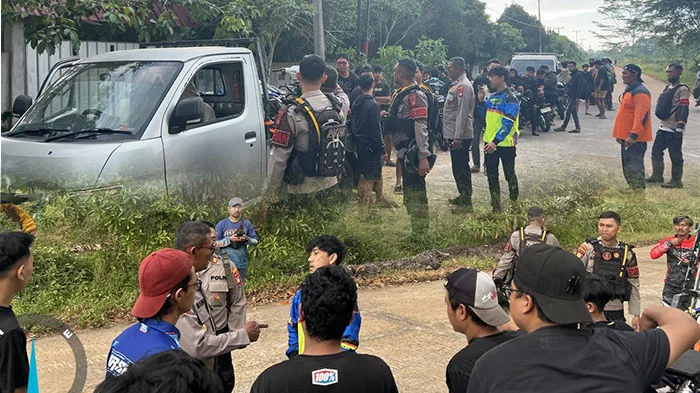 PENERTIBAN - Petugas menertibkan aksi balap liar di Jalan Angkasa Pura Sungai Raya. Penertiban dilakukan setelah masyarakat melapor ke Bupati Sujiwo melalui akun Instagram pribadinya.