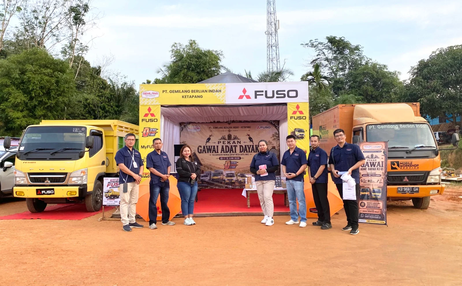 PAMERAN - Stan Mitsubishi Fuso di lokasi Pekan Gawai Dayak ke-VI di Kecamatan Nanga Tayap, Kabupaten Ketapang.