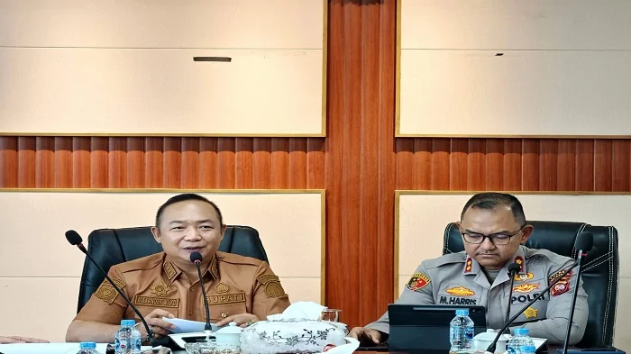 Bupati Ketapang, Alexander Wilyo bersama Kapolres Ketapang, AKBP Muhammad Harris saat memimpin rapat koordinasi penanganan kasus di Air Upas.