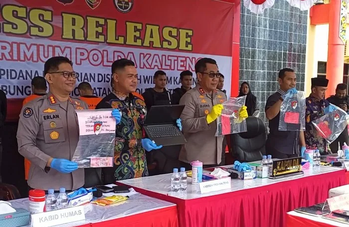 Kapolda Kalteng Irjen Pol Drs. Djoko Poerwanto gelar konferensi pers ungkap pelaku pembobol sekolah di Kalteng.