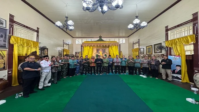 Anggota DPD RI asal Kalimantan Barat, Sultan Syarif Melvin Alkadrie bersama masyarakat Kelurahan Dalam Bugis, Kecamatan Pontianak Timur dan unsur masyarakat dan lintas sektor dalam kegiatan Sosialisasi Empat Pilar Kebangsaan di Istana Kadriah Pontianak, K