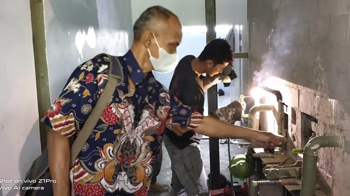Wahyu Cundrik Pamungkas, Alumni Fakultas Teknik Untan Tahun 1992 saat Memonitor proses commisioning pabrik peleburan. Dirinya saat ini juga mantap untuk ikut serta dalam pemilihan Ketua Ikatan Alumni Fakultas Teknik Untan (IAFT)