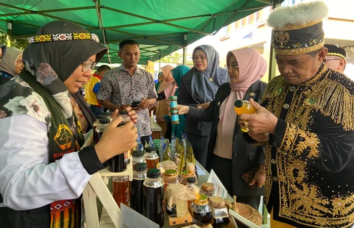 Bupati Berau Hj. Sri Juniarsih Mas tinjau UMKM di Kantor Dinas Koperasi dan UMKM Berau.