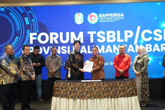 TANDA TANGAN - Peluncurkan Forum Tanggung Jawab Sosial dan Lingkungan Perusahaan (TSBLP) atau Corporate Social Responsibility (CSR) ditandai dengan Penandatanganan komitmen bersama oleh Gubernur Kalimantan Barat, Drs. H. Ria Norsan, M.M., M.H., dan Wakil