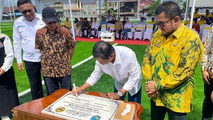 Rektor ULM Prof Ahmad Alim Bachri bersama jajaran Pemkab Kotabaru saat peresmian Lapangan SJA Mini Soccer ULM. (int)