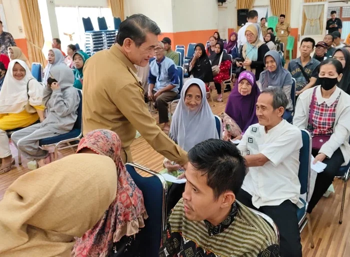 Pj Wali Kota Pontianak Ani Sofian saat berbincang dengan warga lansia dan disabilitas penerima bantuan. (Prokopim Pontianak)