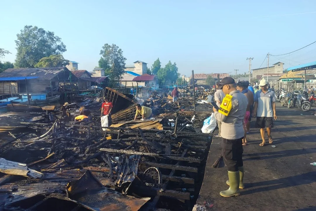 10 Rumah Ludes Dilalap Api Dini Hari di Padang Tikar: Dugaan Korsleting Saat Warga Terlelap. (FOTO: HUMAS POLRES)