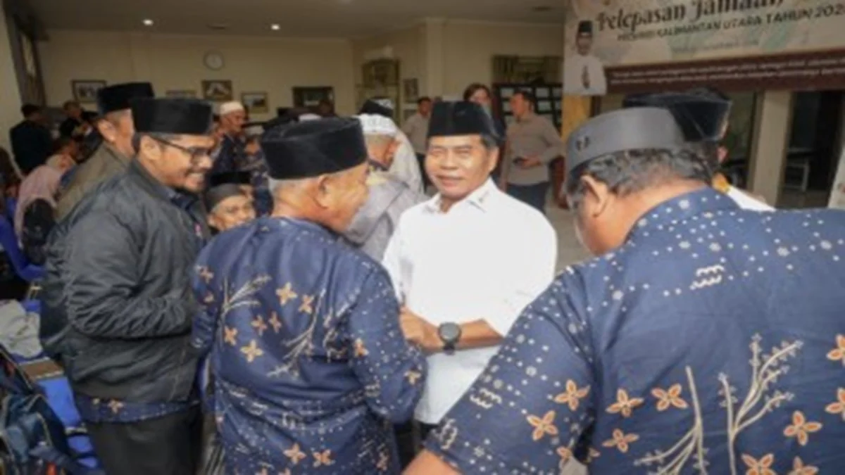 Gubernur Kalimantan Utara, Zainal A. Paliwang, melepas 53 jamaah umrah penerima penghargaan ke Tanah Suci. Foto: BIROADPIM