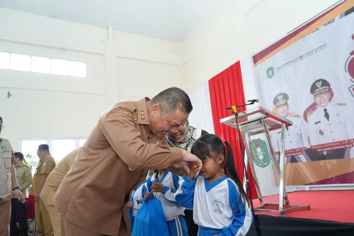 GUBERNUR - Gubernur Ria Norsan saat berinteraksi dengan siswa taman kanak-kanak dalam peluncuran Gema Membangun Desa di Kecamatan Sungai Kakap pada Selasa (25/11/2025)