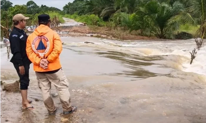 Foto : BPBD Kabupaten Tanah Bumbu melakukan evakuasi warga terdampak banjir dan pemantauan tinggi muka air, Kamis (6/6). (BPBD Kabupaten Tanah Bumbu.)