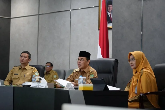 PAPARAN - Gubernur Kalimantan Barat Ria Norsan saat melakukan paparan pada Rapat Konsolidasi Transformasi Budaya Kerja ASN secara daring bersama seluruh bupati dan wali kota se-Kalimantan Barat di Data Analytic Room Kantor Gubernur, Senin (20/4/2026).